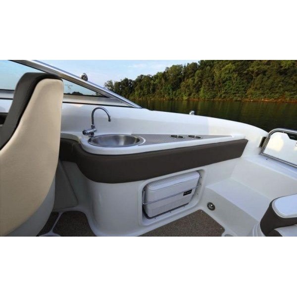 Пластиковый катер Sea Ray 240 Sundeck