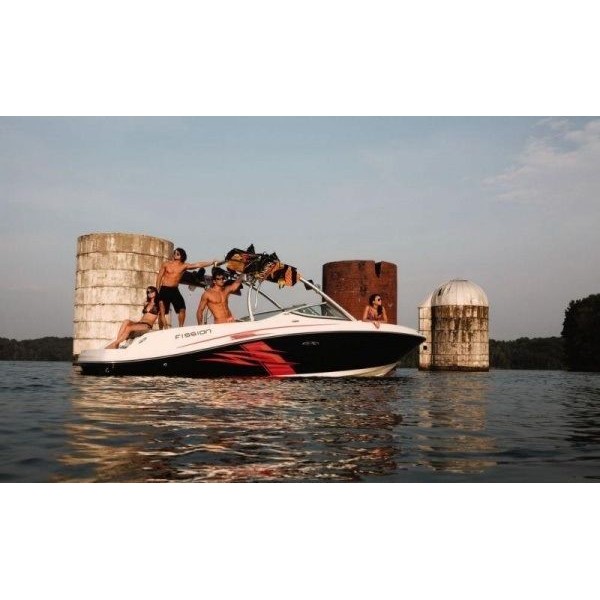Пластиковый катер Sea Ray 230 SLX