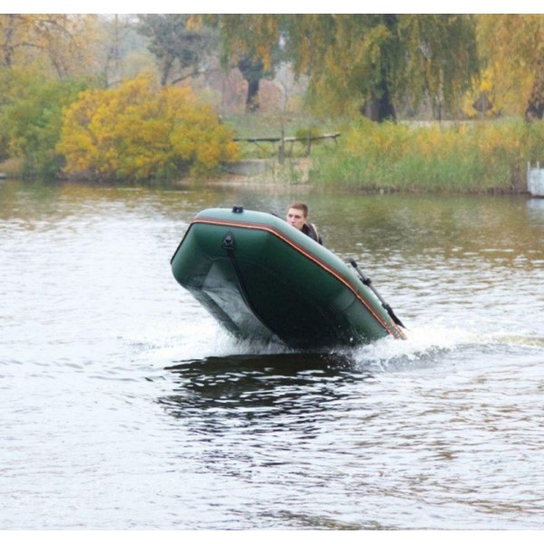 Надувная лодка Колибри КМ-330Д Профи — моторная килевая, фанерный пайол, зелёная